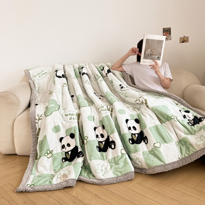 91家纺网 家纺一手货源 找家纺 雅萱家纺 2024新款AB版牛奶贝贝绒多功能三层毯 三层毯-熊猫乐园绿色