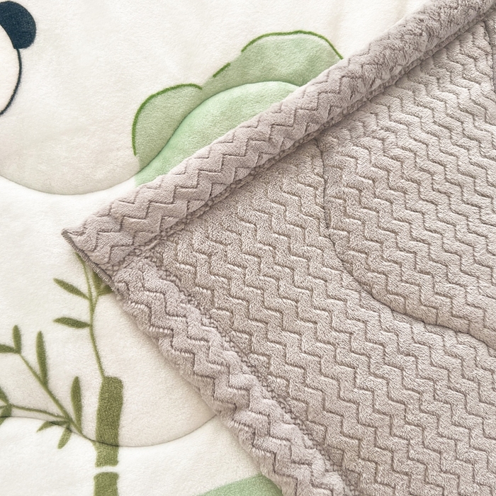 91家纺网 家纺一手货源 找家纺 雅萱家纺 2024新款AB版牛奶贝贝绒多功能三层毯 三层毯-熊猫乐园绿色