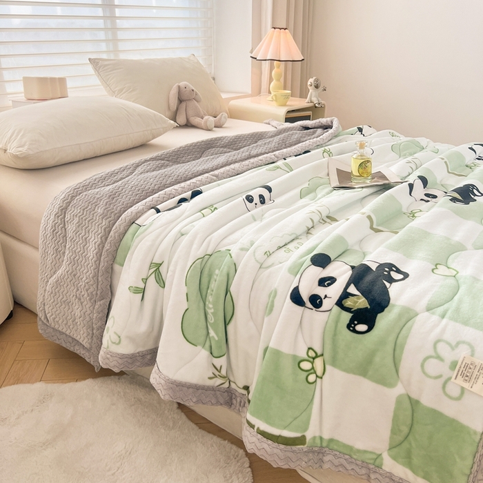91家纺网 家纺一手货源 找家纺 雅萱家纺 2024新款AB版牛奶贝贝绒多功能三层毯 三层毯-熊猫乐园绿色