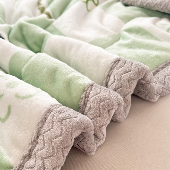 91家纺网 家纺一手货源 找家纺 雅萱家纺 2024新款AB版牛奶贝贝绒多功能三层毯 三层毯-熊猫乐园绿色