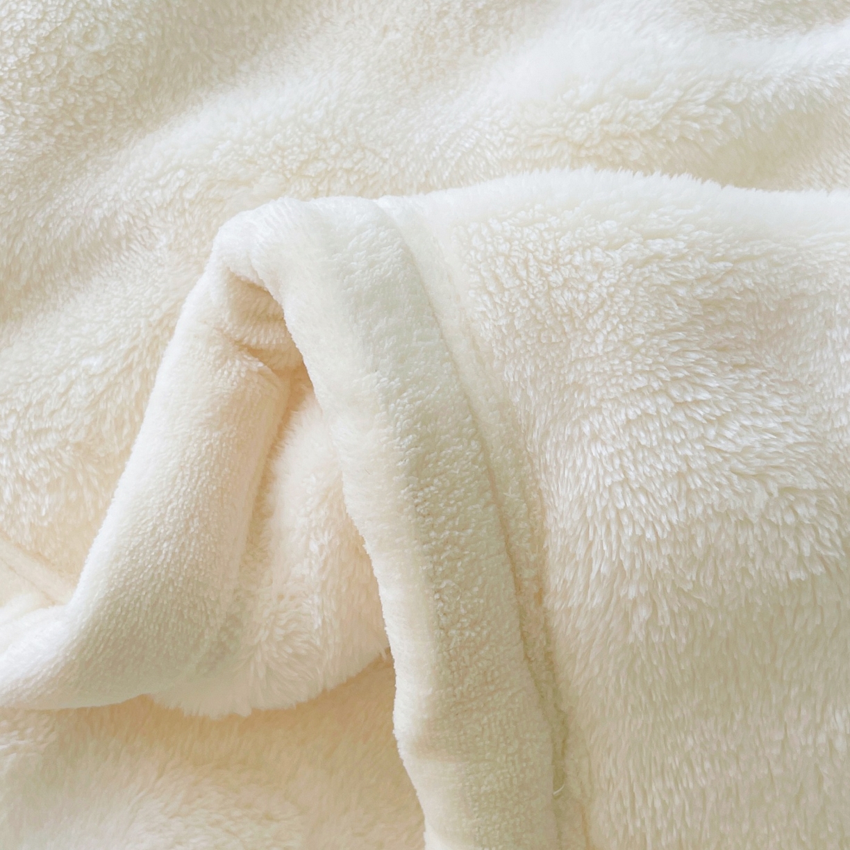 91家纺网 家纺一手货源 找家纺 雨彤家纺 2025新款泡泡牛奶绒长枕巾 牛奶绒枕巾-奶油白 50*80cm（一只）