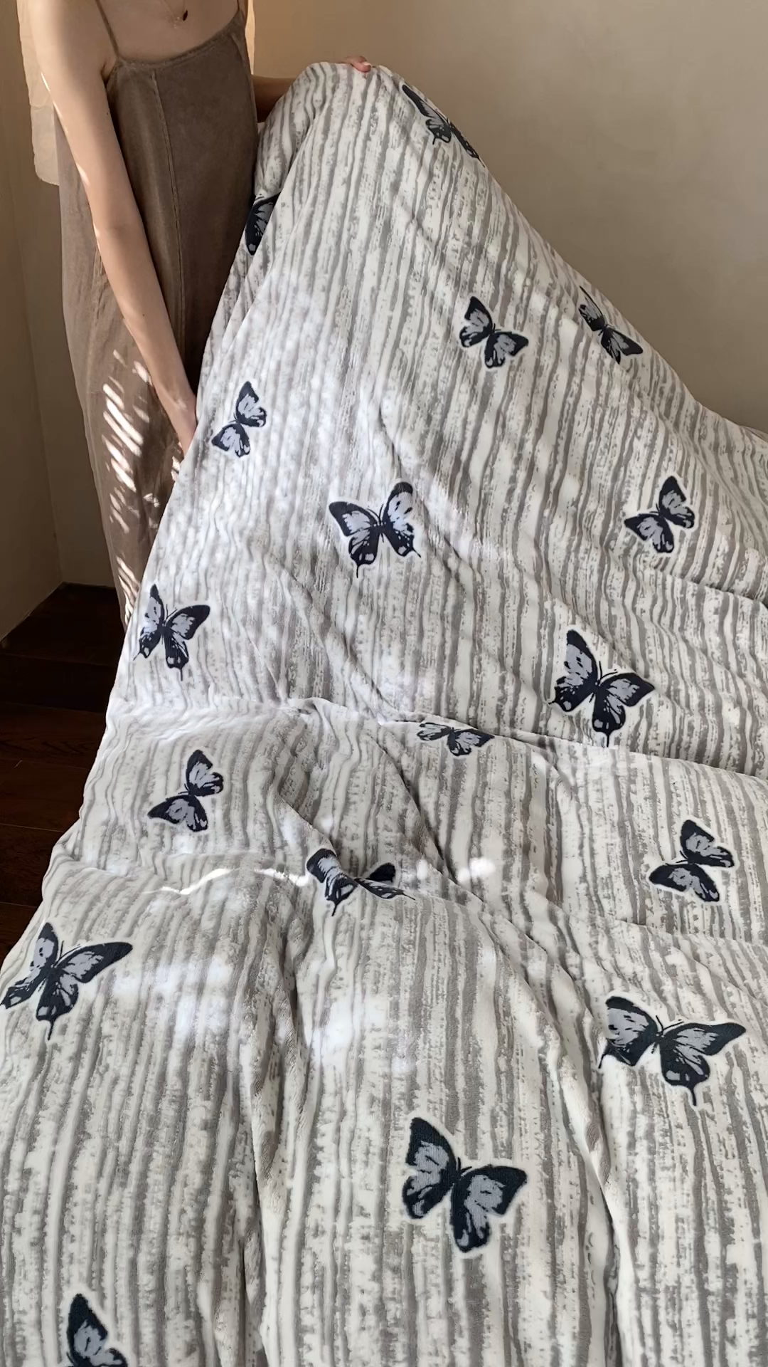 91家纺网 家纺一手货源 找家纺 玉宇阁家居 2025新款双色提花雕花牛奶绒四件套 毛球款迷迭吻东 迷迭吻冬-蓝蓝的