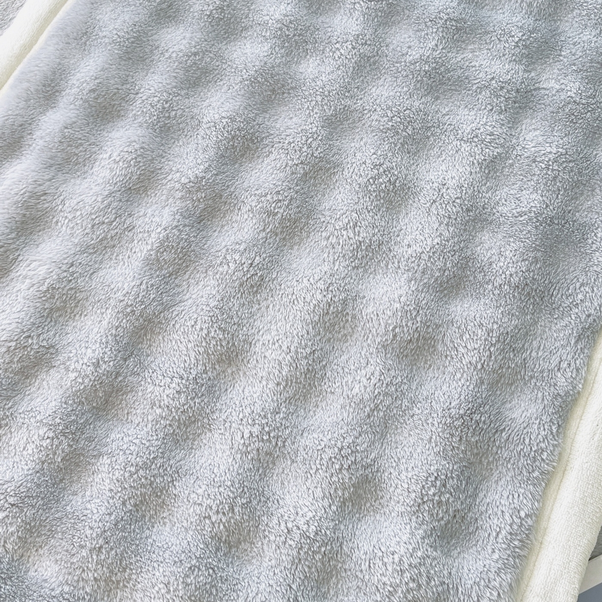 91家纺网 家纺一手货源 找家纺 雨彤家纺 2025新款泡泡牛奶绒长枕巾 牛奶绒枕巾-绅士灰 50*105cm（适合1米枕头）