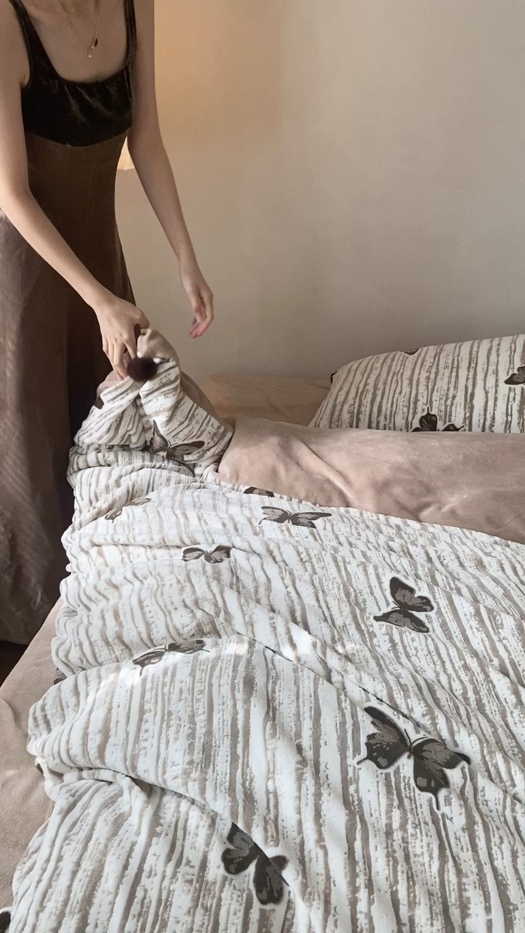 91家纺网 家纺一手货源 找家纺 玉宇阁家居 2025新款双色提花雕花牛奶绒四件套 毛球款迷迭吻东 迷迭吻冬-黄油栗子