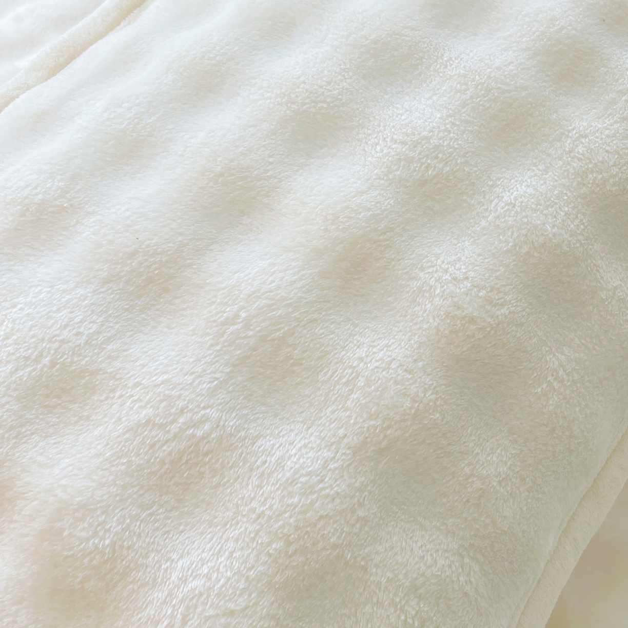 91家纺网 家纺一手货源 找家纺 雨彤家纺 2025新款泡泡牛奶绒长枕巾 牛奶绒枕巾-奶油白 50*80cm（一对）