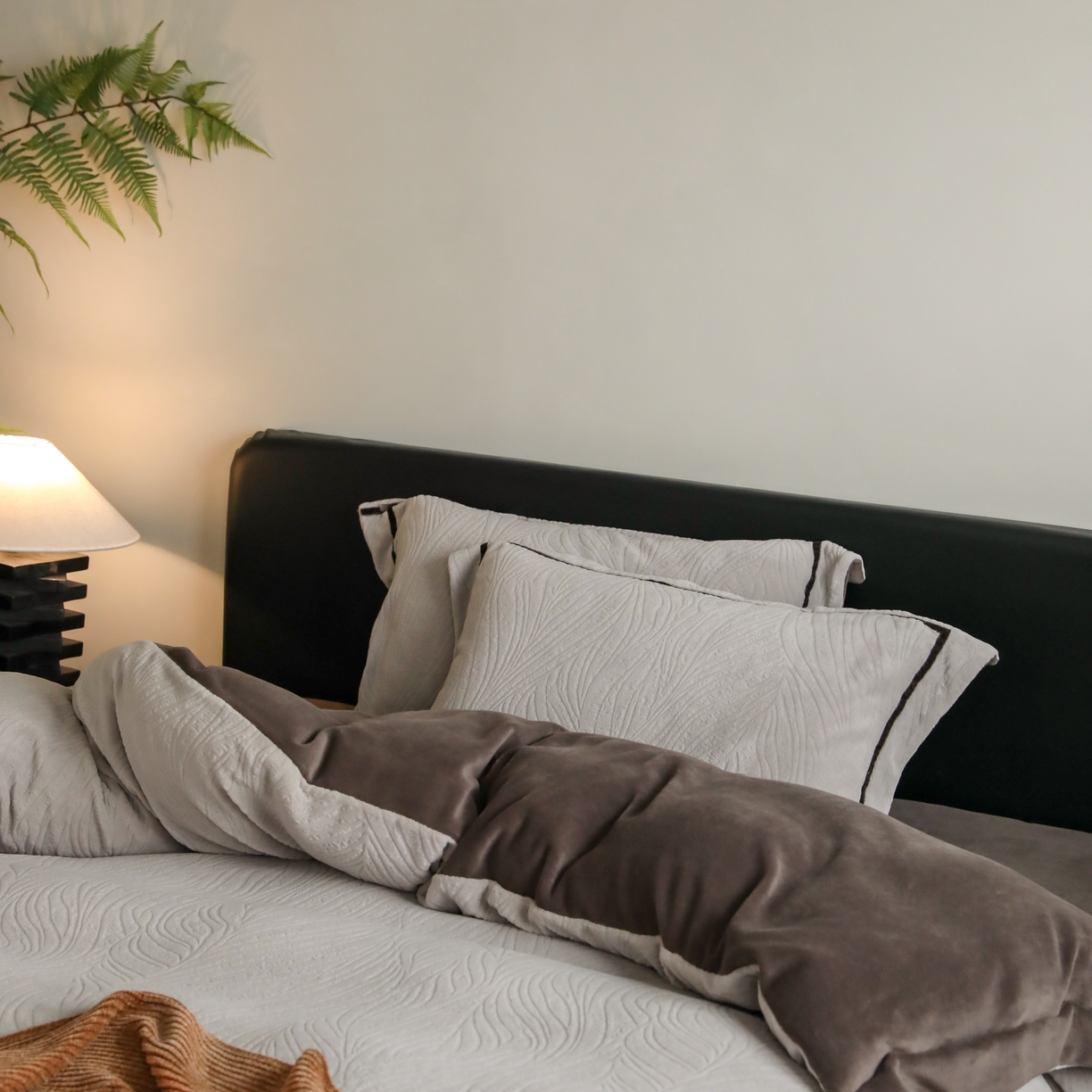 91家纺网 家纺一手货源 找家纺 玉宇阁家居 2025新款加厚牛奶绒浮雕工艺款四件套 大提花牛奶绒织带款-寻觅-君澜灰