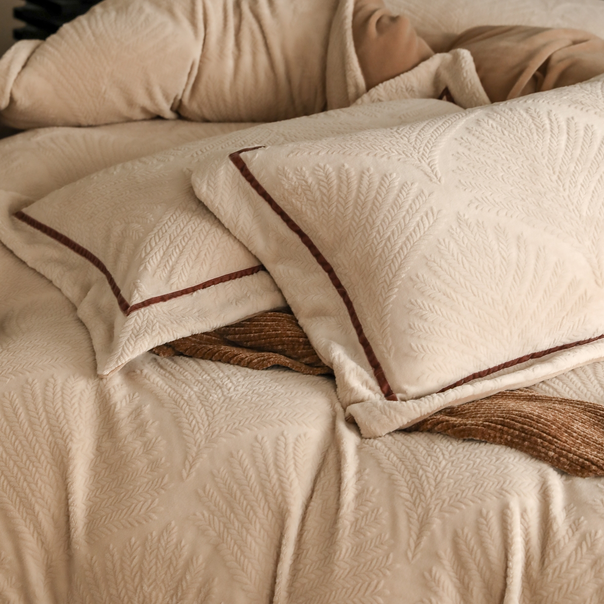 91家纺网 家纺一手货源 找家纺 玉宇阁家居 2025新款加厚牛奶绒浮雕工艺款四件套 大提花牛奶绒织带款-稻香-米咖