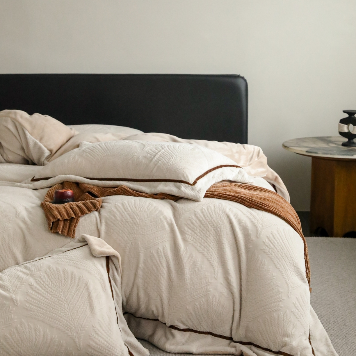 91家纺网 家纺一手货源 找家纺 玉宇阁家居 2025新款加厚牛奶绒浮雕工艺款四件套 大提花牛奶绒织带款-稻香-奶灰