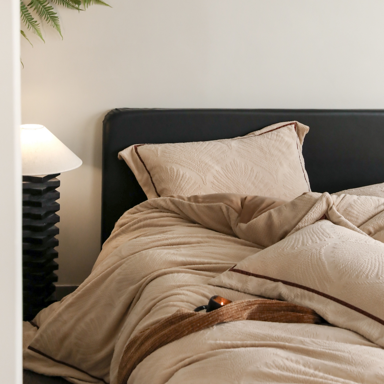 91家纺网 家纺一手货源 找家纺 玉宇阁家居 2025新款加厚牛奶绒浮雕工艺款四件套 大提花牛奶绒织带款-稻香-米咖