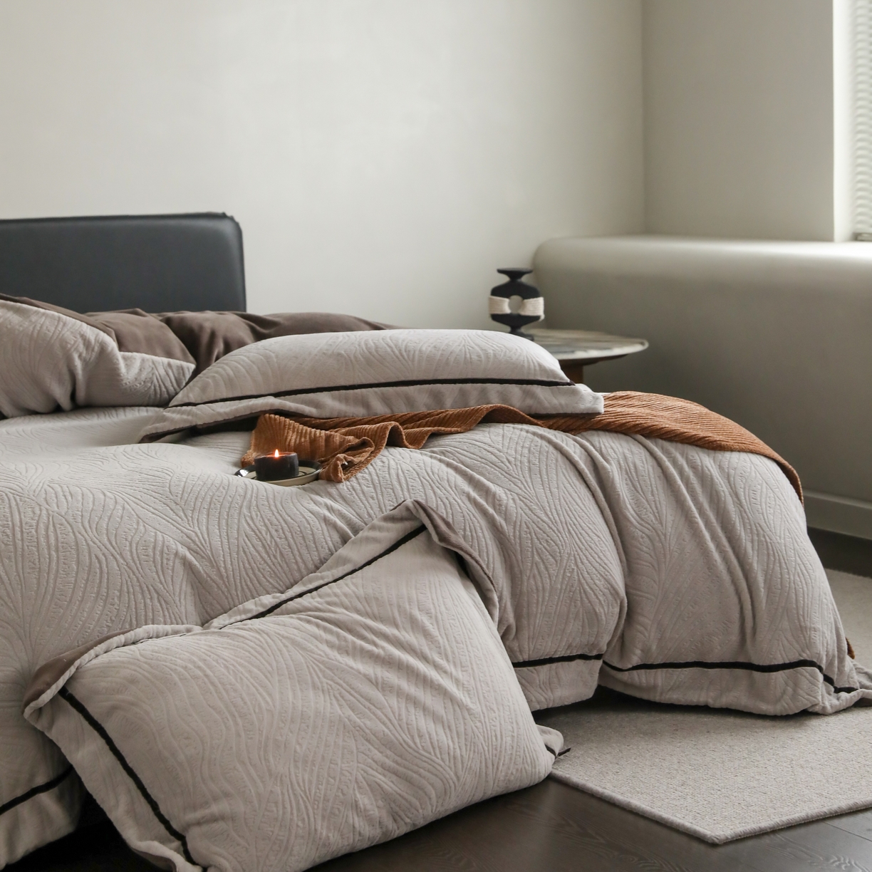 91家纺网 家纺一手货源 找家纺 玉宇阁家居 2025新款加厚牛奶绒浮雕工艺款四件套 大提花牛奶绒织带款-寻觅-君澜灰