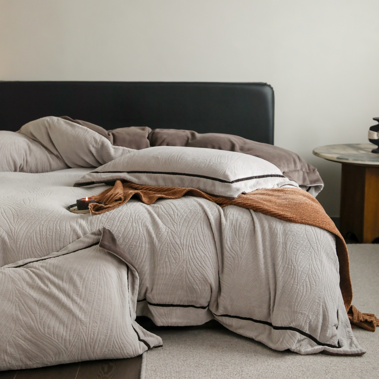 91家纺网 家纺一手货源 找家纺 玉宇阁家居 2025新款加厚牛奶绒浮雕工艺款四件套 大提花牛奶绒织带款-寻觅-君澜灰