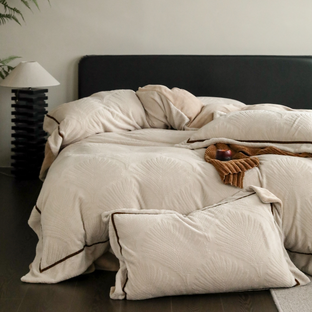 91家纺网 家纺一手货源 找家纺 玉宇阁家居 2025新款加厚牛奶绒浮雕工艺款四件套 大提花牛奶绒织带款-稻香-奶灰