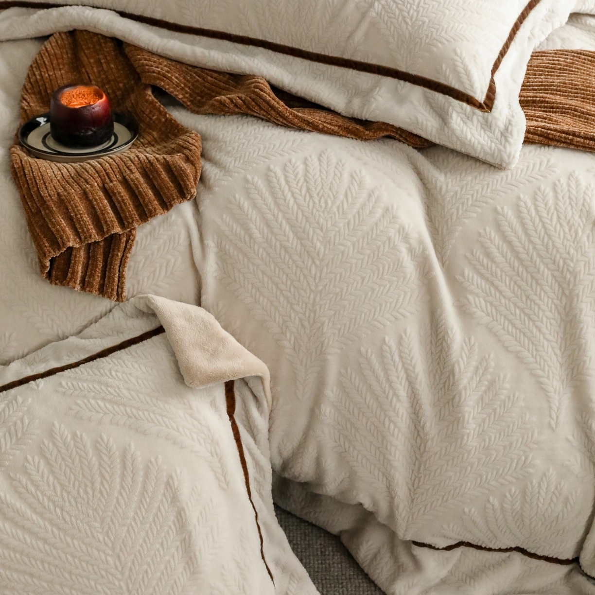 91家纺网 家纺一手货源 找家纺 玉宇阁家居 2025新款加厚牛奶绒浮雕工艺款四件套 大提花牛奶绒织带款-稻香-奶灰