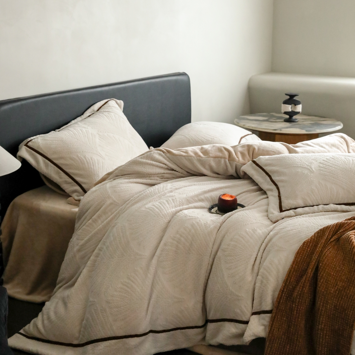 91家纺网 家纺一手货源 找家纺 玉宇阁家居 2025新款加厚牛奶绒浮雕工艺款四件套 大提花牛奶绒织带款-稻香-奶灰