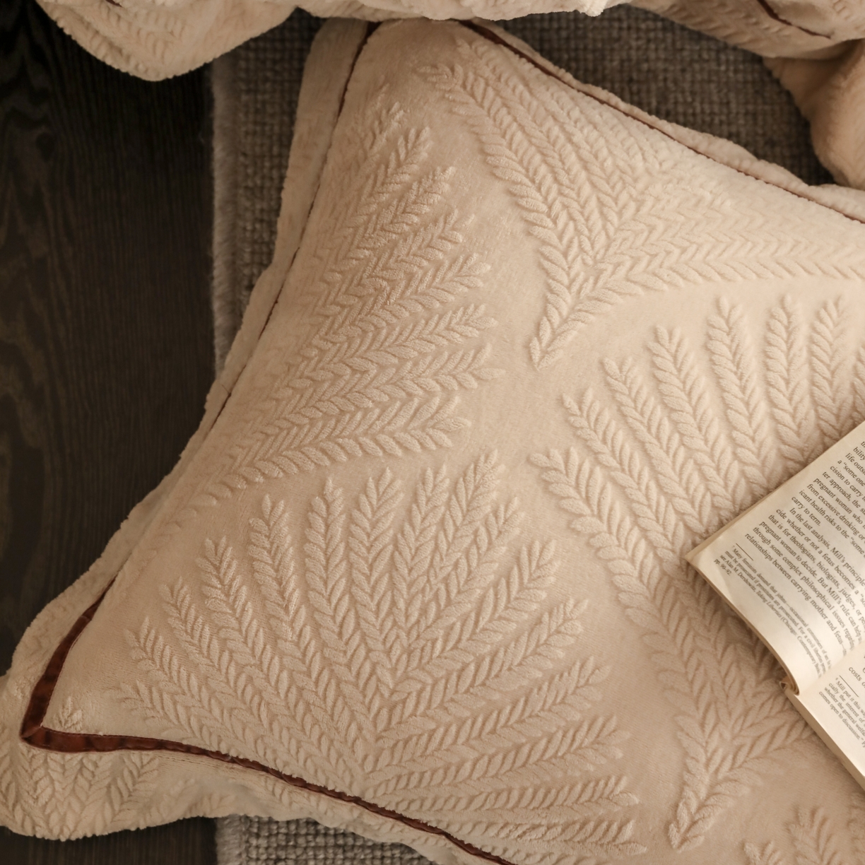 91家纺网 家纺一手货源 找家纺 玉宇阁家居 2025新款加厚牛奶绒浮雕工艺款四件套 大提花牛奶绒织带款-稻香-米咖