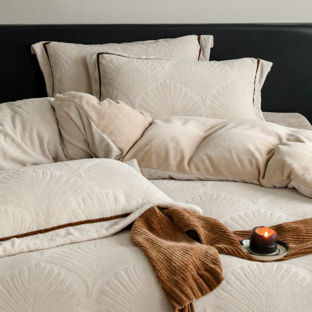 91家纺网 家纺一手货源 找家纺 玉宇阁家居 2025新款加厚牛奶绒浮雕工艺款四件套 大提花牛奶绒织带款-稻香-奶灰