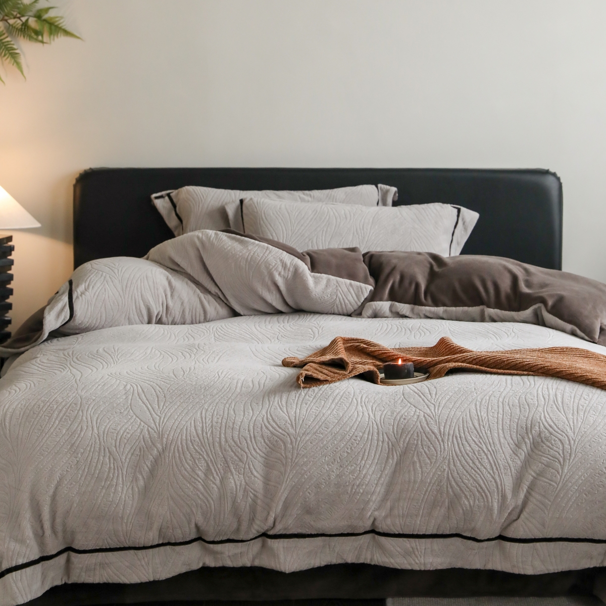 91家纺网 家纺一手货源 找家纺 玉宇阁家居 2025新款加厚牛奶绒浮雕工艺款四件套 大提花牛奶绒织带款-寻觅-君澜灰