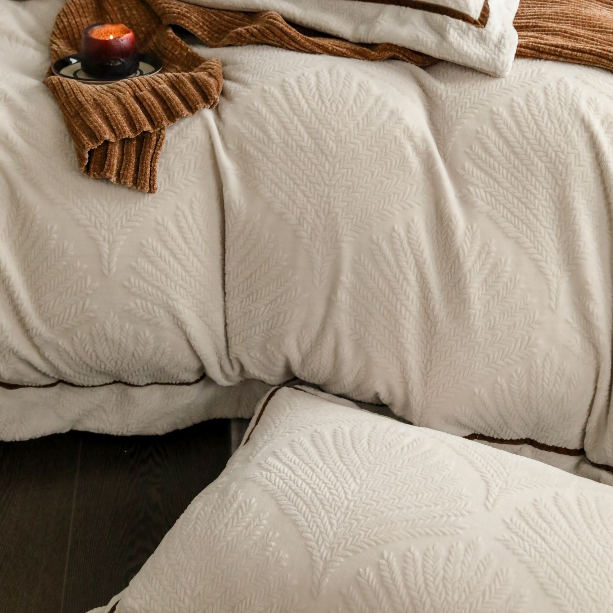 91家纺网 家纺一手货源 找家纺 玉宇阁家居 2025新款加厚牛奶绒浮雕工艺款四件套 大提花牛奶绒织带款-稻香-奶灰