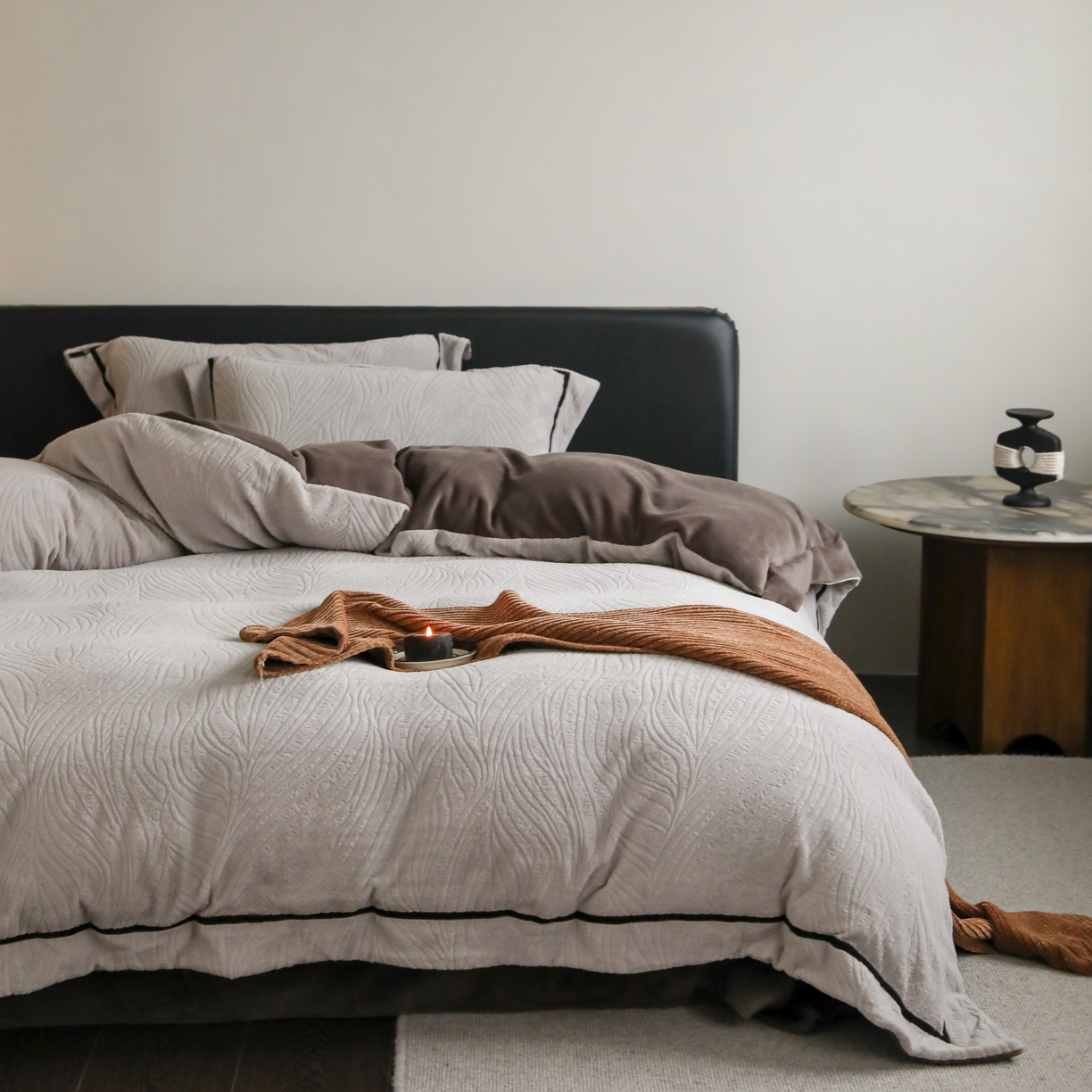 91家纺网 家纺一手货源 找家纺 玉宇阁家居 2025新款加厚牛奶绒浮雕工艺款四件套 大提花牛奶绒织带款-寻觅-君澜灰