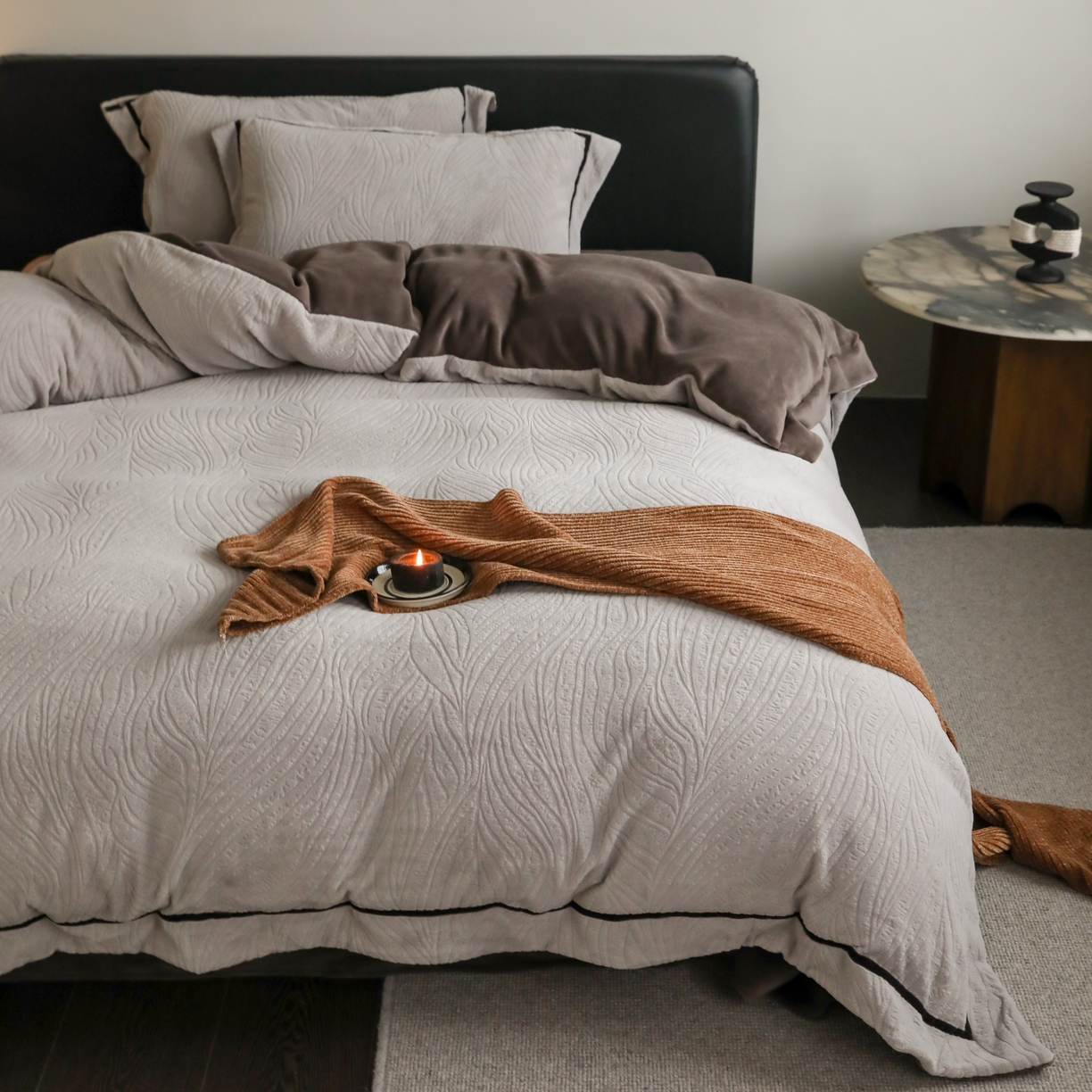 91家纺网 家纺一手货源 找家纺 玉宇阁家居 2025新款加厚牛奶绒浮雕工艺款四件套 大提花牛奶绒织带款-寻觅-君澜灰