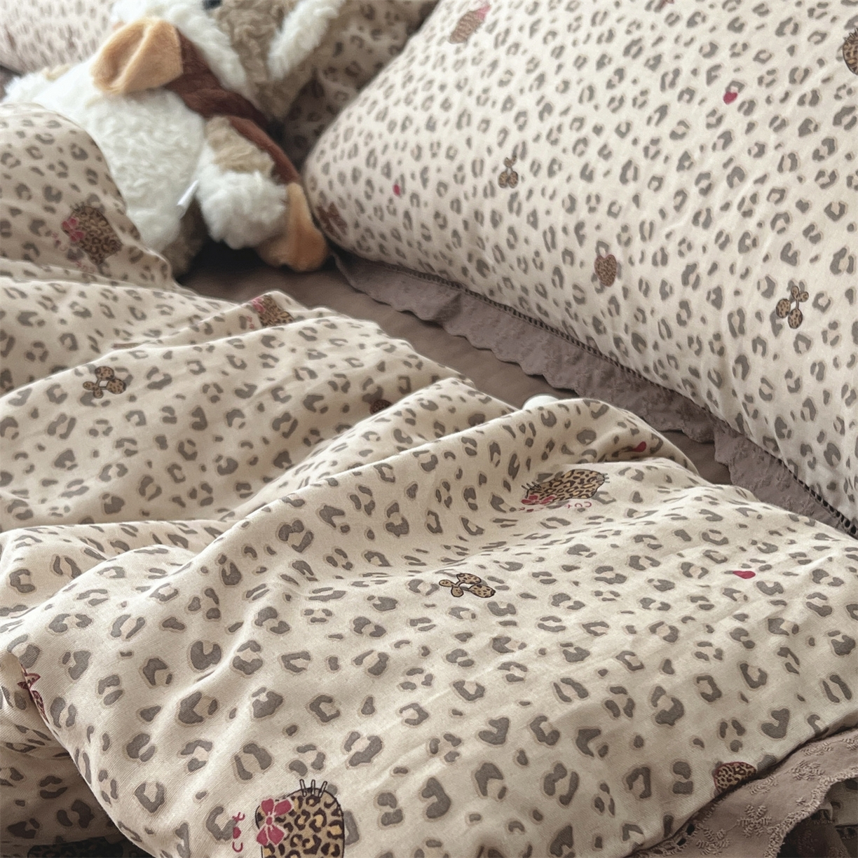 91家纺网 家纺一手货源 找家纺 荣轩2025新款全棉双层纱镂空花边工艺款四件套（铺床版）挚爱