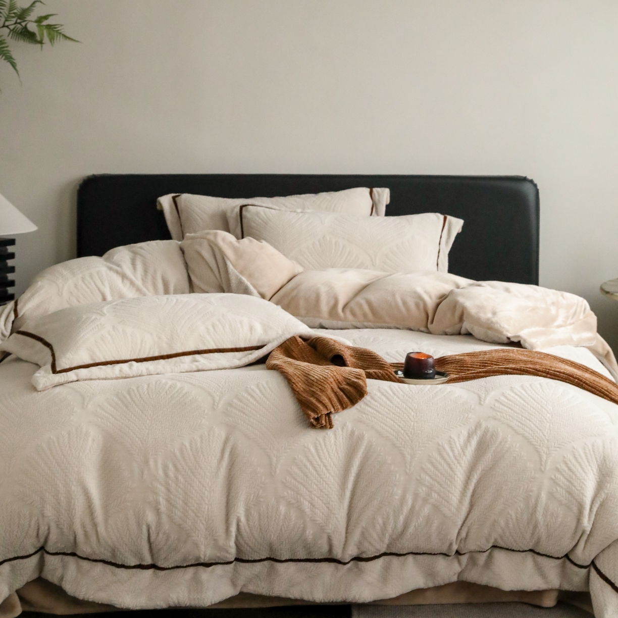 91家纺网 家纺一手货源 找家纺 玉宇阁家居 2025新款加厚牛奶绒浮雕工艺款四件套 大提花牛奶绒织带款-稻香-奶灰