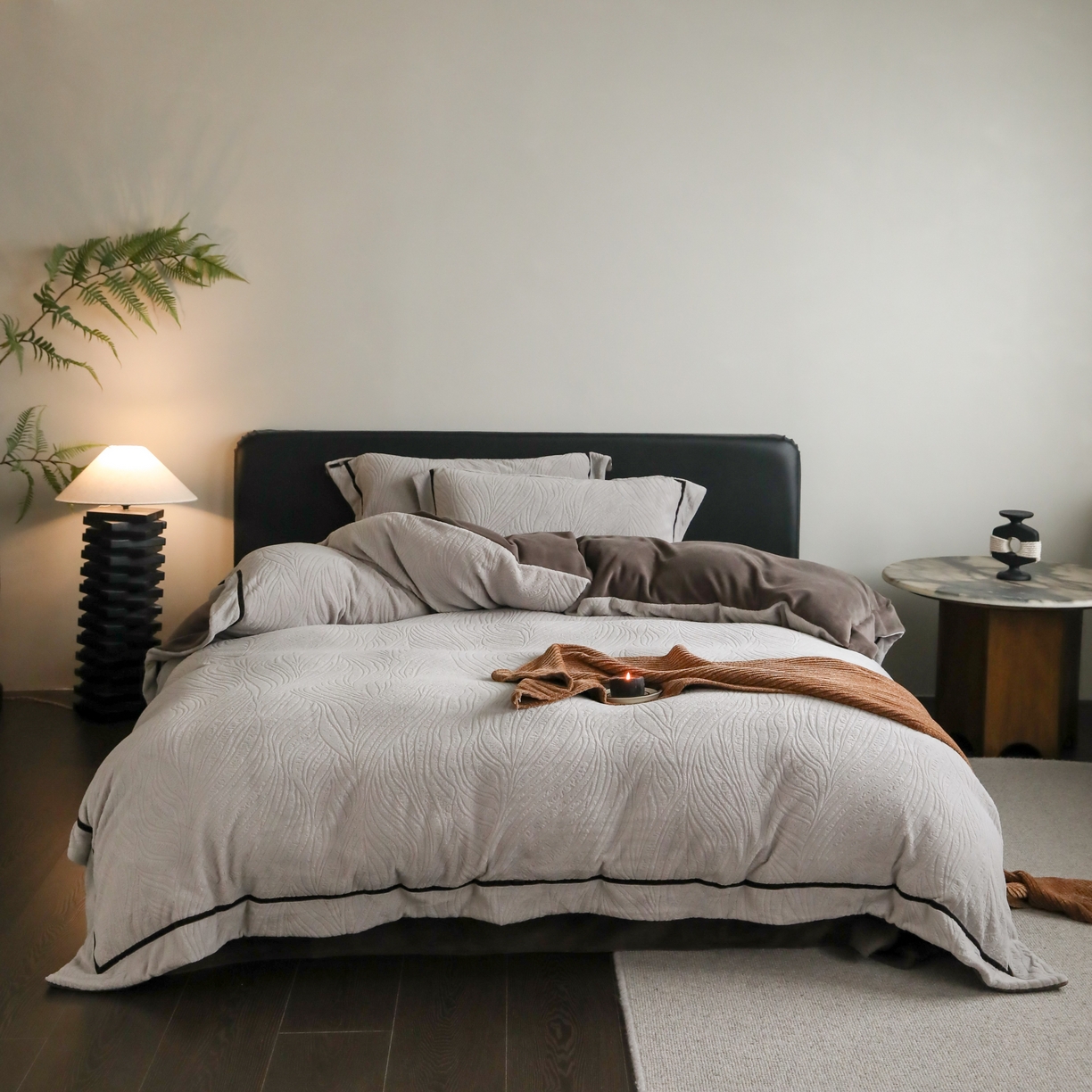 91家纺网 家纺一手货源 找家纺 玉宇阁家居 2025新款加厚牛奶绒浮雕工艺款四件套 大提花牛奶绒织带款-寻觅-君澜灰