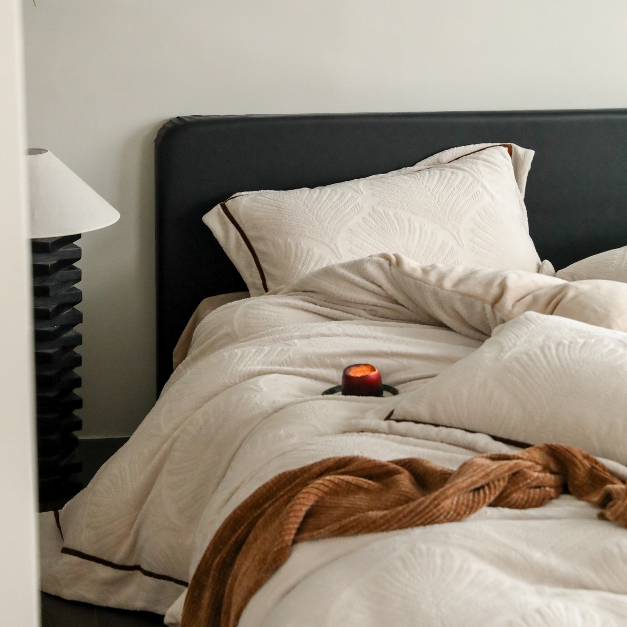 91家纺网 家纺一手货源 找家纺 玉宇阁家居 2025新款加厚牛奶绒浮雕工艺款四件套 大提花牛奶绒织带款-稻香-奶灰