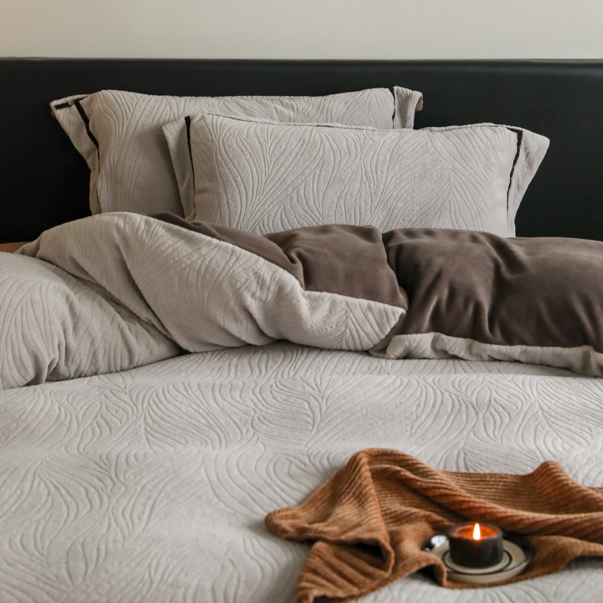 91家纺网 家纺一手货源 找家纺 玉宇阁家居 2025新款加厚牛奶绒浮雕工艺款四件套 大提花牛奶绒织带款-寻觅-君澜灰