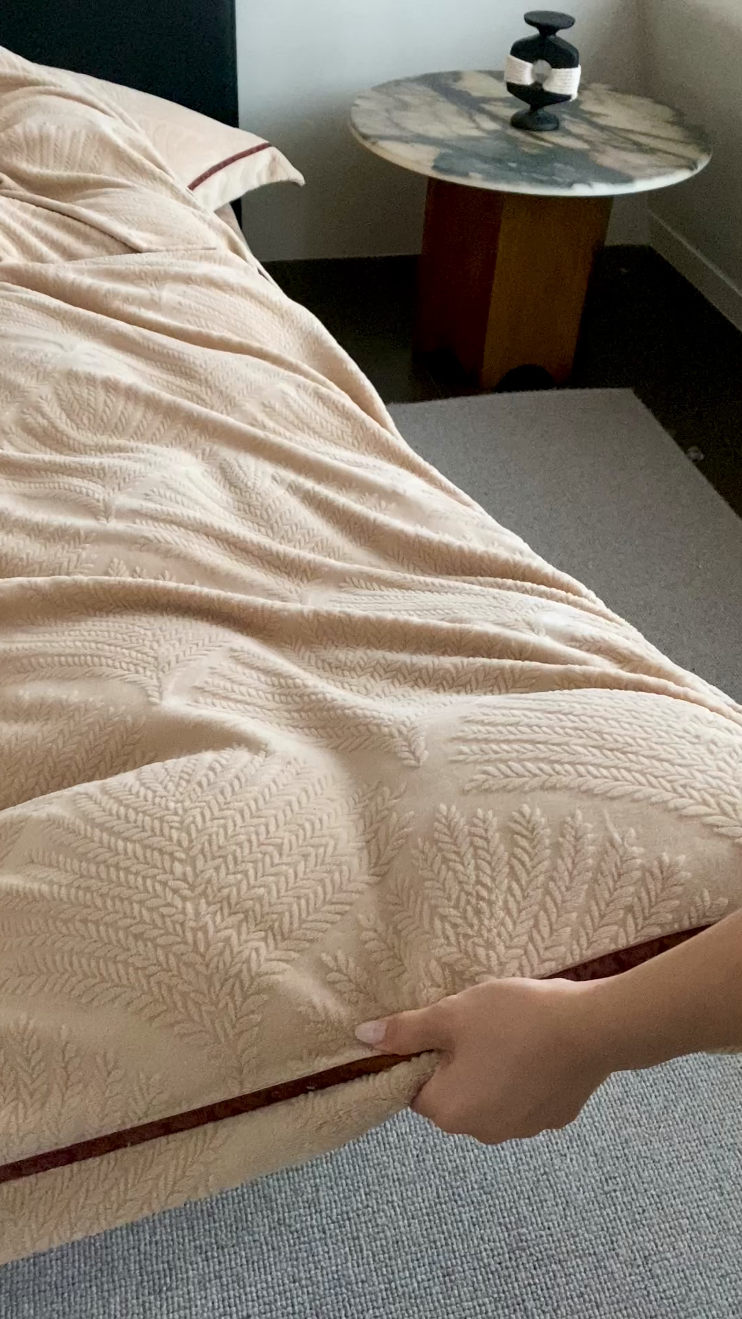 91家纺网 家纺一手货源 找家纺 （总）玉宇阁家居 2025新款加厚牛奶绒浮雕工艺款四件套