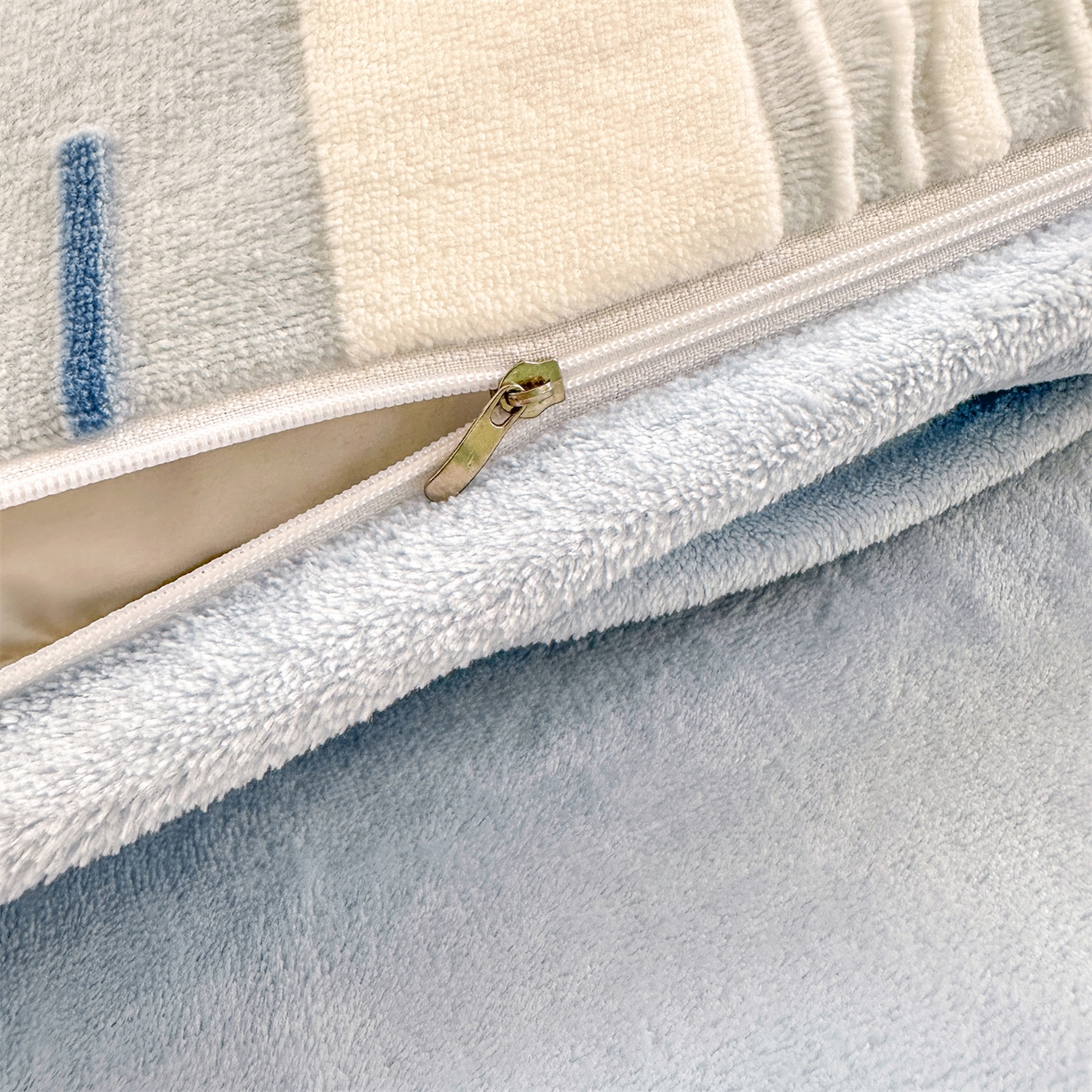 91家纺网 家纺一手货源 找家纺 （总）灰鲸 2025新款立体雕花牛奶绒四件套