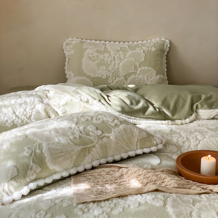 91家纺网 家纺一手货源 找家纺 玉宇阁家居 2025新款亲肤舒适兔毛雕花绒提花雕花牛奶绒四件套-雪国来信 控价：238/318/338/328/328/338（券后控价） 雪国来信-橡木苔