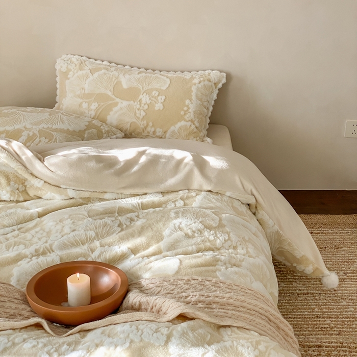 91家纺网 家纺一手货源 找家纺 玉宇阁家居 2025新款亲肤舒适兔毛雕花绒提花雕花牛奶绒四件套-雪国来信 控价：238/318/338/328/328/338（券后控价） 雪国来信-苏黎白茶