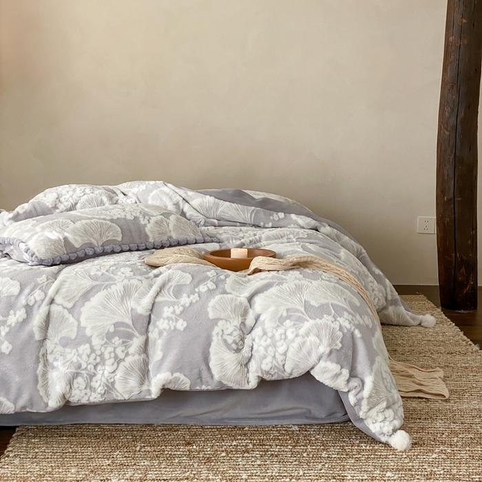 91家纺网 家纺一手货源 找家纺 玉宇阁家居 2025新款亲肤舒适兔毛雕花绒提花雕花牛奶绒四件套-雪国来信 控价：238/318/338/328/328/338（券后控价） 雪国来信-晨曦蓝