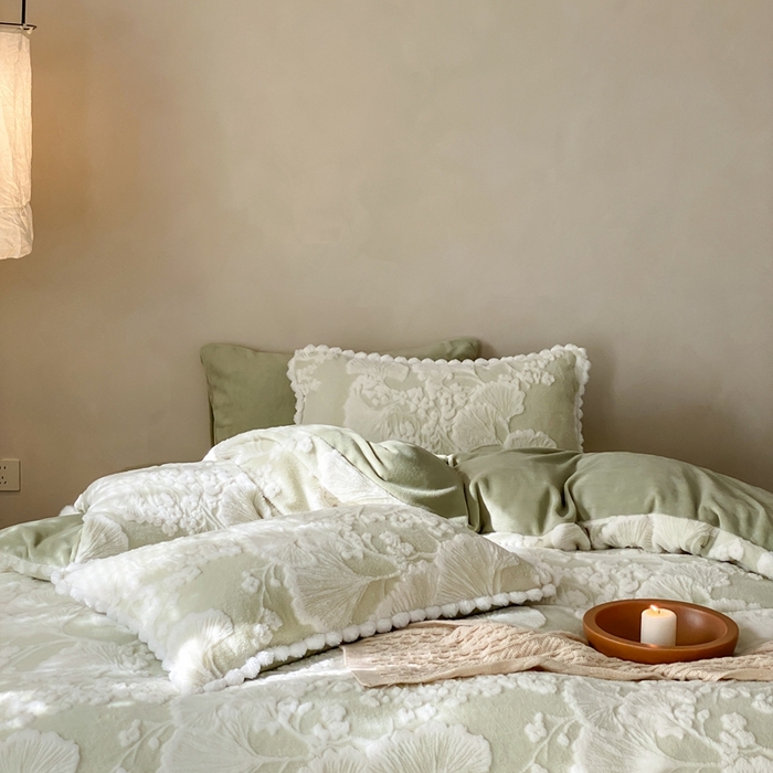 91家纺网 家纺一手货源 找家纺 玉宇阁家居 2025新款亲肤舒适兔毛雕花绒提花雕花牛奶绒四件套-雪国来信 控价：238/318/338/328/328/338（券后控价） 雪国来信-橡木苔