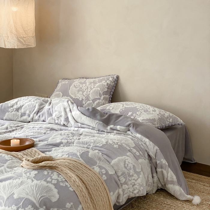 91家纺网 家纺一手货源 找家纺 玉宇阁家居 2025新款亲肤舒适兔毛雕花绒提花雕花牛奶绒四件套-雪国来信 控价：238/318/338/328/328/338（券后控价） 雪国来信-晨曦蓝