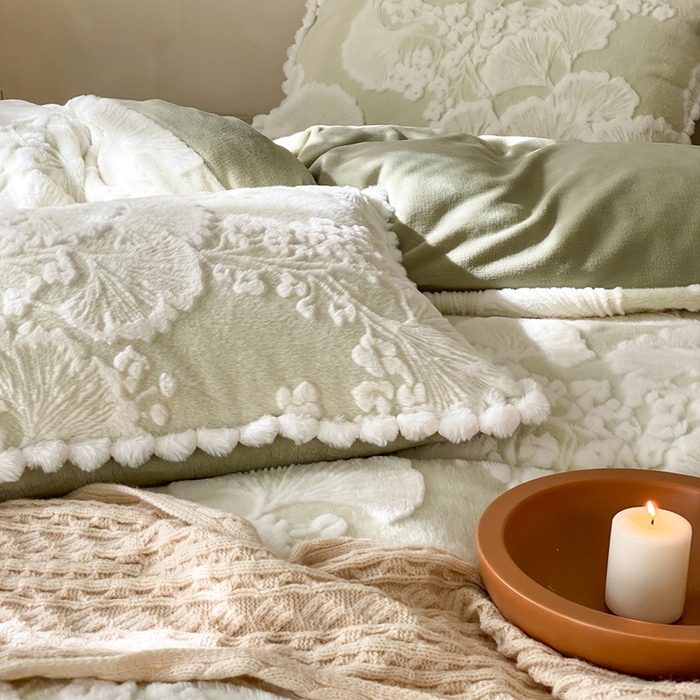 91家纺网 家纺一手货源 找家纺 玉宇阁家居 2025新款亲肤舒适兔毛雕花绒提花雕花牛奶绒四件套-雪国来信 控价：238/318/338/328/328/338（券后控价） 雪国来信-橡木苔