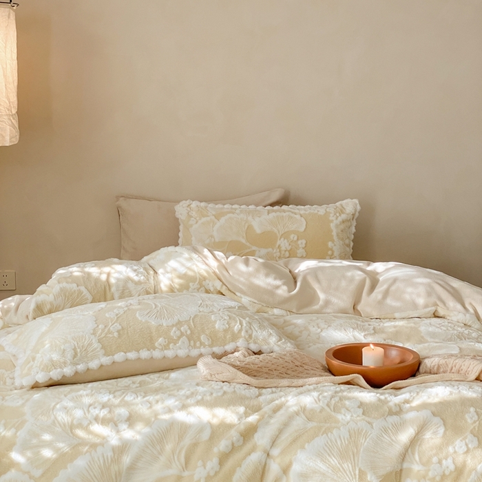 91家纺网 家纺一手货源 找家纺 玉宇阁家居 2025新款亲肤舒适兔毛雕花绒提花雕花牛奶绒四件套-雪国来信 控价：238/318/338/328/328/338（券后控价） 雪国来信-苏黎白茶