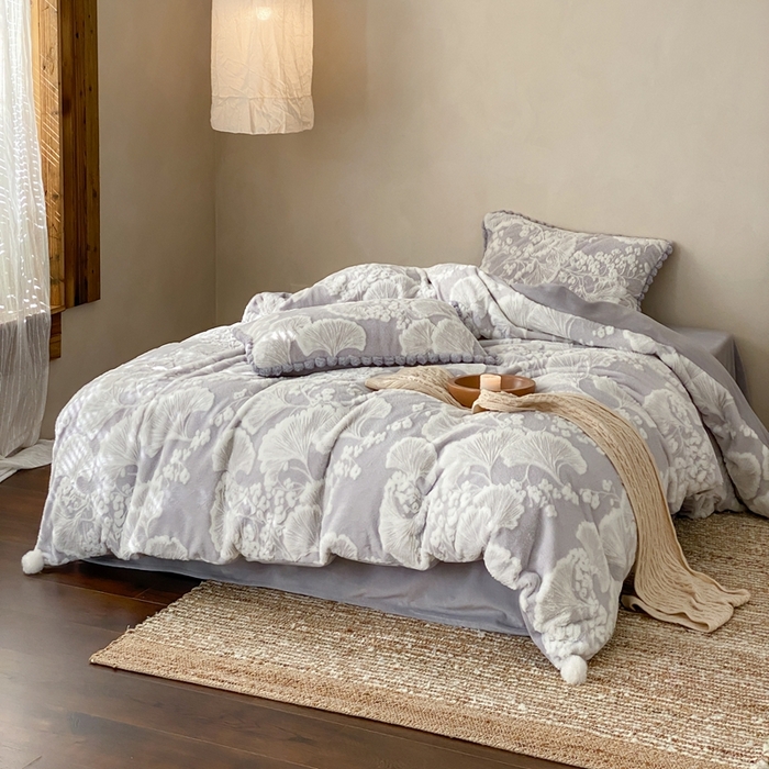 91家纺网 家纺一手货源 找家纺 玉宇阁家居 2025新款亲肤舒适兔毛雕花绒提花雕花牛奶绒四件套-雪国来信 控价：238/318/338/328/328/338（券后控价） 雪国来信-晨曦蓝