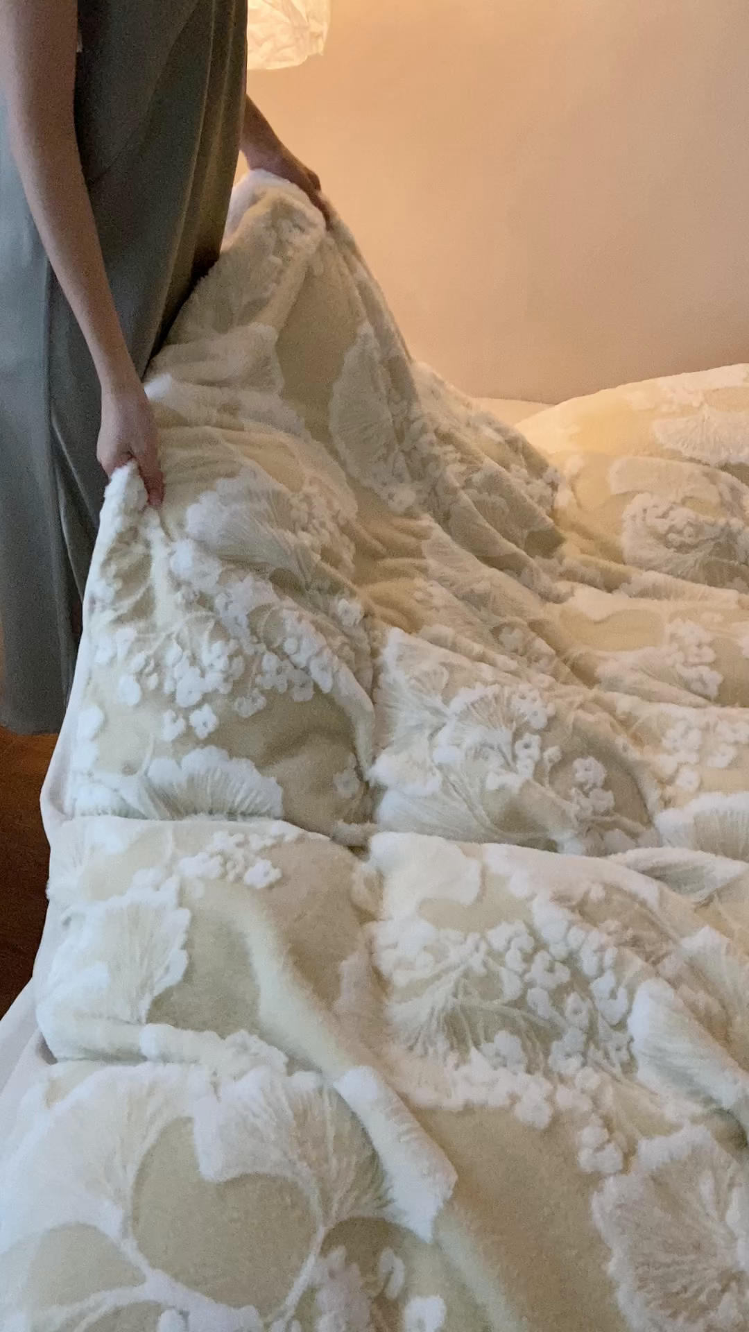 91家纺网 家纺一手货源 找家纺 玉宇阁家居 2025新款亲肤舒适兔毛雕花绒提花雕花牛奶绒四件套-雪国来信 控价：238/318/338/328/328/338（券后控价） 雪国来信-苏黎白茶