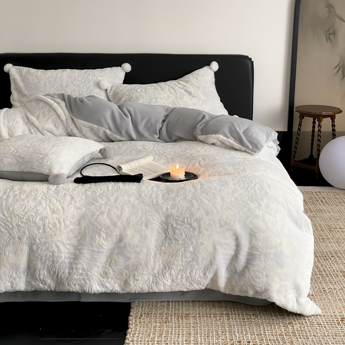 91家纺网 家纺一手货源 找家纺 玉宇阁家居 2025新款亲肤舒适兔毛雕花绒提花雕花牛奶绒四件套-浮雕的纹理 控价：228/305/315/315/315/335（券后控价） 浮雕的纹理-宝石蓝