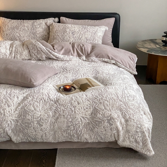 91家纺网 家纺一手货源 找家纺 玉宇阁家居 2025新款亲肤舒适兔毛雕花绒提花雕花牛奶绒四件套-浮雕的纹理 控价：228/305/315/315/315/335（券后控价） 浮雕的纹理-香芋啵啵