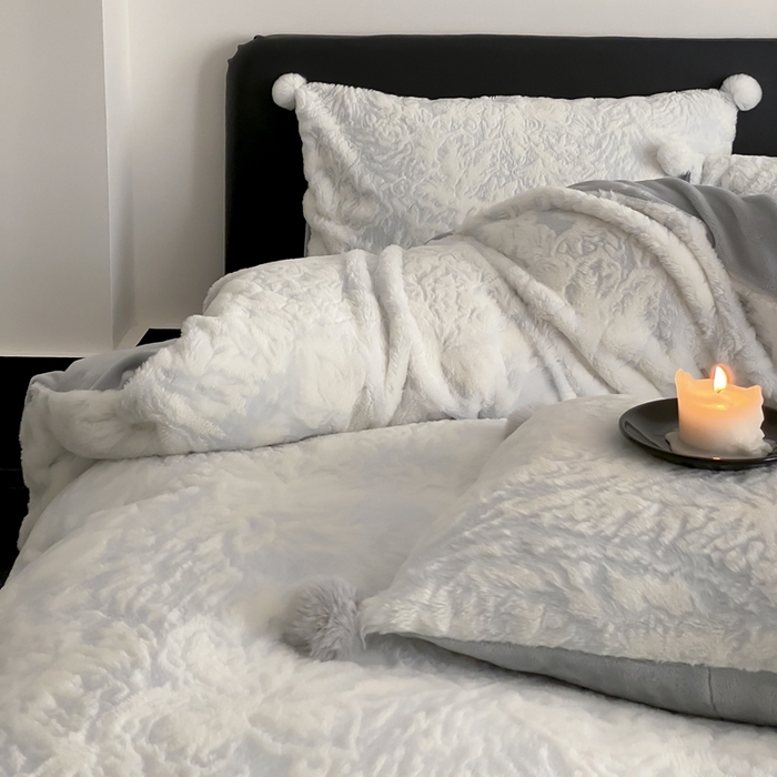 91家纺网 家纺一手货源 找家纺 玉宇阁家居 2025新款亲肤舒适兔毛雕花绒提花雕花牛奶绒四件套-浮雕的纹理 控价：228/305/315/315/315/335（券后控价） 浮雕的纹理-宝石蓝