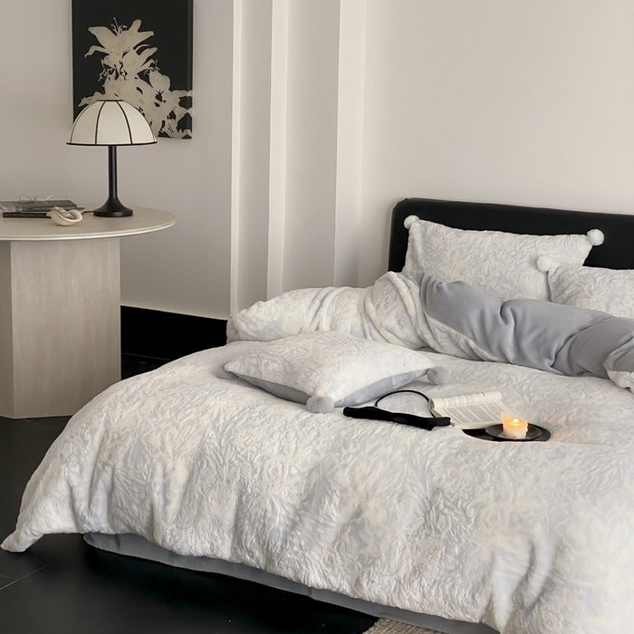 91家纺网 家纺一手货源 找家纺 玉宇阁家居 2025新款亲肤舒适兔毛雕花绒提花雕花牛奶绒四件套-浮雕的纹理 控价：228/305/315/315/315/335（券后控价） 浮雕的纹理-宝石蓝