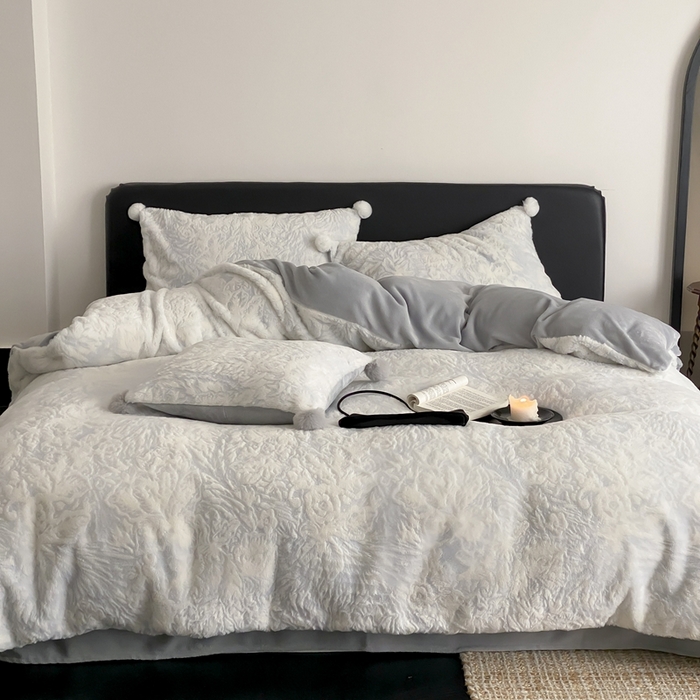 91家纺网 家纺一手货源 找家纺 玉宇阁家居 2025新款亲肤舒适兔毛雕花绒提花雕花牛奶绒四件套-浮雕的纹理 控价：228/305/315/315/315/335（券后控价） 浮雕的纹理-宝石蓝