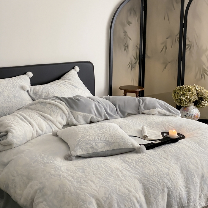 91家纺网 家纺一手货源 找家纺 玉宇阁家居 2025新款亲肤舒适兔毛雕花绒提花雕花牛奶绒四件套-浮雕的纹理 控价：228/305/315/315/315/335（券后控价） 浮雕的纹理-宝石蓝