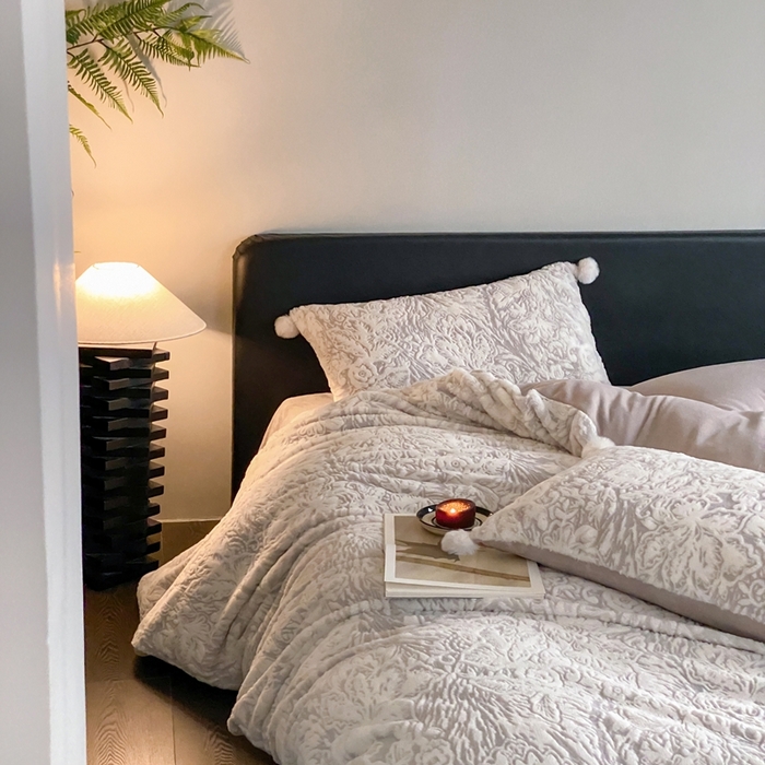 91家纺网 家纺一手货源 找家纺 玉宇阁家居 2025新款亲肤舒适兔毛雕花绒提花雕花牛奶绒四件套-浮雕的纹理 控价：228/305/315/315/315/335（券后控价） 浮雕的纹理-香芋啵啵