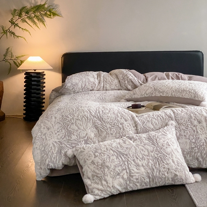 91家纺网 家纺一手货源 找家纺 玉宇阁家居 2025新款亲肤舒适兔毛雕花绒提花雕花牛奶绒四件套-浮雕的纹理 控价：228/305/315/315/315/335（券后控价） 浮雕的纹理-香芋啵啵