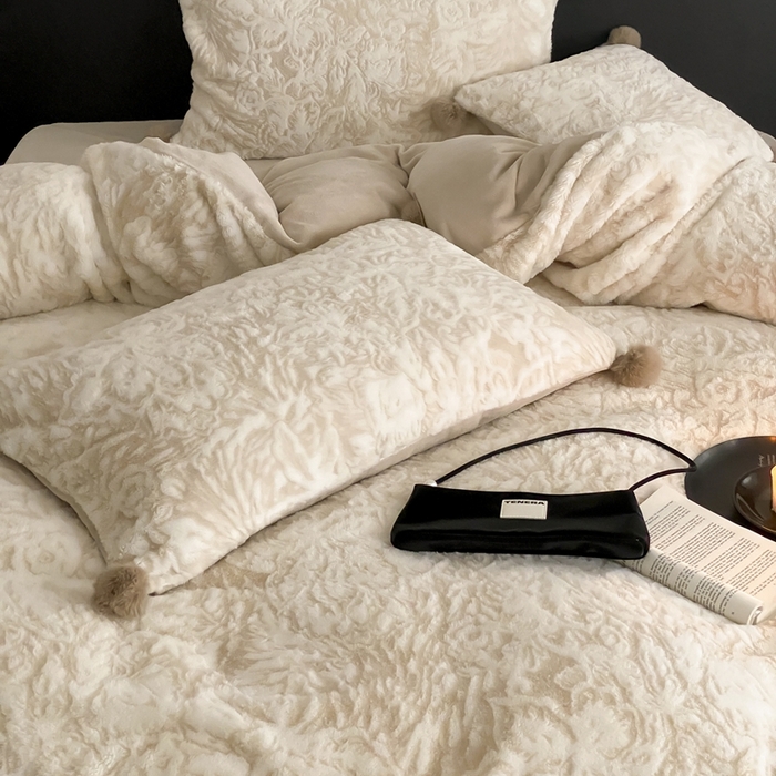 91家纺网 家纺一手货源 找家纺 玉宇阁家居 2025新款亲肤舒适兔毛雕花绒提花雕花牛奶绒四件套-浮雕的纹理 控价：228/305/315/315/315/335（券后控价） 浮雕的纹理-松木棕