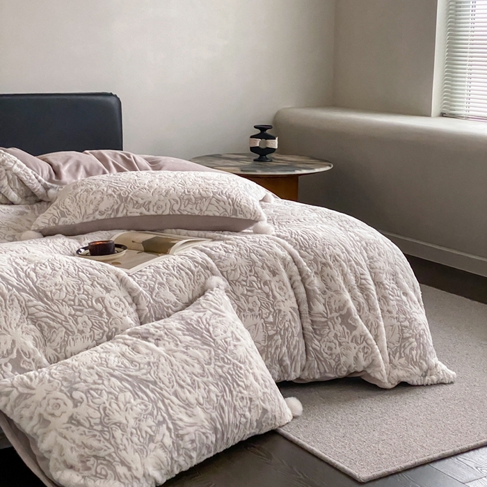 91家纺网 家纺一手货源 找家纺 玉宇阁家居 2025新款亲肤舒适兔毛雕花绒提花雕花牛奶绒四件套-浮雕的纹理 控价：228/305/315/315/315/335（券后控价） 浮雕的纹理-香芋啵啵